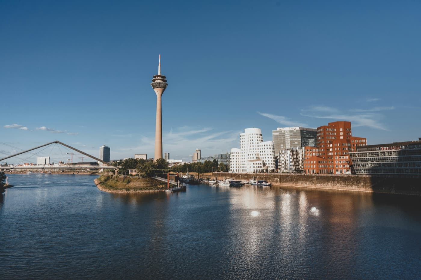 Rheinturm und Medienhafen in Düsseldorf