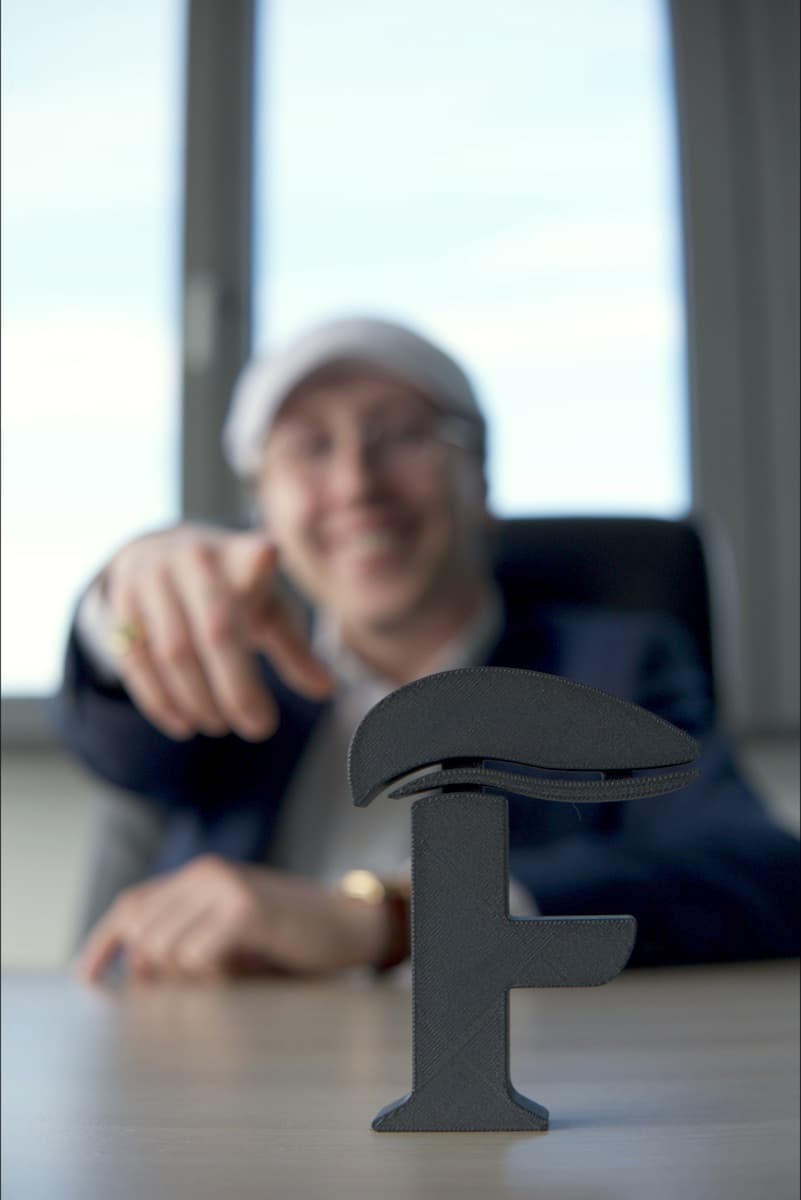 FINANZLAU-Markenzeichen als 3D-gedruckter Schreibtischaufsteller